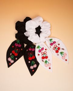 Joli chouchou en acrylique brodé cerises de 24 cm, écologique, avec nœud, accessoire pour cheveux pour filles et femmes - Product Image 1