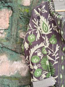 Chaqueta Sujani Gris Oscuro Hecha a Mano para Mujer, Abrigo de Algodón con Bordado Floral Verde Indio para Exportación y Venta en Boutique - Product Image 4