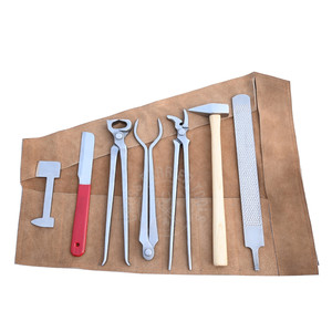 Kit d'outils de ferrage en mallette avec pince à fer, marteau à clous, décolleur de sabots, pince à clincher courbée, coupe-clous, râpe à lisser, lime et polisseur - Product Image 1