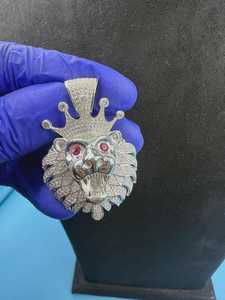 Pendentif Tête de Lion Couronne en Argent Sterling Plaqué Rhodium Moissanite Sertie Style Hip Hop Thème Animal Bijoux pour Homme Monture Griffe - Product Image 4
