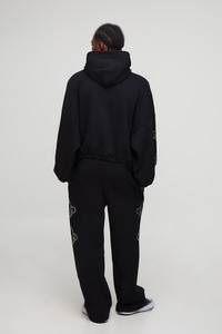 Sudadera con capucha negra para hombre, con detalle de flor de diamantes de imitación en la manga, de algodón grueso y forro polar, estilo oversize, fabricación de ropa urbana. - Product Image 3