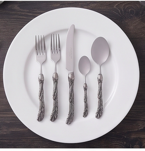 Service de couverts sculptés Feather Twist Antique en acier inoxydable de qualité supérieure, finition argent antique, idéal pour les maisons modernes, les cuisines et les restaurants. - Product Image 1