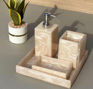 Ensemble d'accessoires de salle de bain en résine artisanale haut de gamme comprenant un distributeur de savon, un plateau et un gobelet avec articles de vanité assortis - Product Image 4