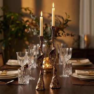 Ensemble de 2 bougeoirs en métal au design torsadé, élégants accessoires de décoration de table pour la maison et les cadeaux, provenant d'Inde - Product Image 3