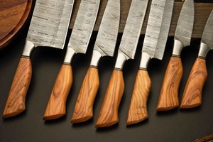 Ensemble de 7 couteaux de cuisine faits à la main en acier Damas à 67 couches, durables, avec manches en bois, lames droites et tranchantes, ambidextres - Product Image 4