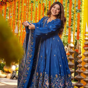 Conjunto de 3 piezas listo para usar: Kurta, pantalón y dupatta de seda pesada hasta el suelo |   Vestido festivo de manga larga con bordado multicolor - Product Image 1