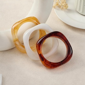 Ensemble de bracelets en résine de qualité supérieure pour femmes, bracelet de poignet élégant en acrylique - Product Image 3