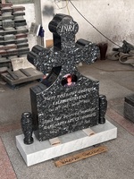 Monument funéraire en granit bleu perle avec base en marbre blanc