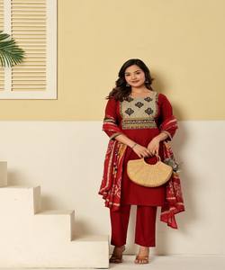 Ensemble Kurti tendance en coton slub avec broderie découpée et collée, haut, bas et dupatta, multicolore, séchage rapide, en stock, vêtement ethnique pour femmes - Product Image 1