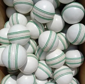 Nuevo diseño con peso ligero Material suave Cuero Alta visibilidad Cosido a mano Pelotas de cricket Pakistán Hecho Cricket Hard Ball - Product Image 3