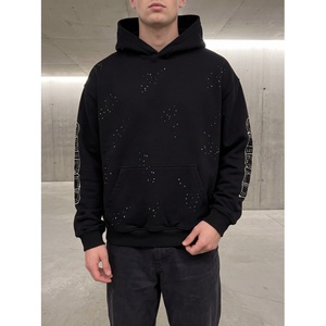 Sweat à capuche noir surdimensionné personnalisé pour homme, avec imprimé sur les manches, détails effet vieilli et épaules tombantes, en molleton épais - Product Image 1