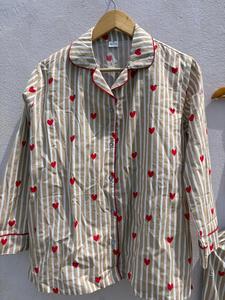 Conjunto de pijama de algodón con estampado de corazones y rayas para mujer, camisa con botones y pantalones con cintura elástica - Product Image 2
