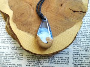 Pendentif en résine époxy fait main avec incrustation de bois, finition pailletée turquoise, forme irrégulière, objet d'art de collection, bijou d'amour pour mariage - Product Image 4