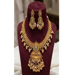 Magnifique ensemble collier et boucles d'oreilles de fiançailles et de mariage en moissanite plaqué or de qualité supérieure, style Rajwadhi, pour femmes - Product Image 1