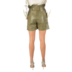 Shorts plissés en cuir véritable vert olive pour femme, style tendance, vente en gros, service d'échantillons OEM et personnalisation - Product Image 3