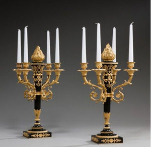Ensemble de candelabres néoclassiques noirs et dorés à cinq branches avec détails de finition flamboyants, disponibles à prix de gros. - Product Image 1