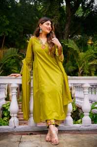 Conjunto de Traje Anarkali Elegante de Buena Calidad, Tela Suave, Atuendo Tradicional para Uso Festivo o en Bodas, en Venta - Product Image 2