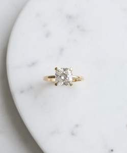 Bague de fiançailles solitaire pour femme en or jaune 18 carats avec diamant de laboratoire taille coussin de 1,54 ct et 4 griffes - Product Image 3