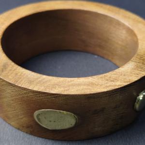 Brazalete Vintage de Madera Maciza con Incrustaciones de Disco Grande de Latón — Joyería Rústica Pulida a Mano, Duradera y Ecológica - Product Image 3