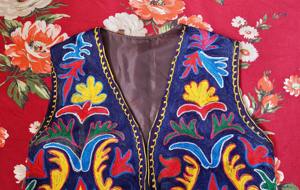 Chaleco tradicional afgano para hombre en azul marino intenso con detalles de espejo plateado y flecos de monedas, chaleco tribal Kuchi para uso cultural. - Product Image 3