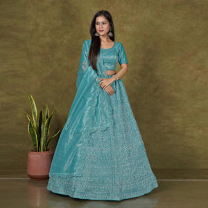 ชุดเลเฮนกาโชลีผ้าทวิลล์ปักลาย พร้อมงานปักดิ้นเลื่อมหนัก กระโปรงทรงแกรนด์ฟเลรยาวกรอมพื้น เสื้อดีไซเนอร์สำหรับงานปาร์ตี้และงานเฉลิมฉลอง - Product Image 4