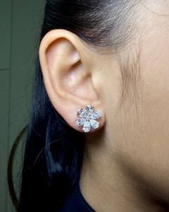 Pendientes de tuerca con diseño floral de diamantes talla pera en racimo, oro de 10K, joyería fina de lujo, proveedor mayorista - Product Image 1