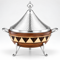 Casserole en acier inoxydable de style tajine arabe avec couvercle en dôme martelé et finition imitation bois décorative