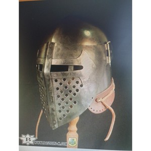 Casque de chevalier médiéval en acier avec plaque frontale perforée et sangles en cuir, style antique, pour collection et exposition - Product Image 2
