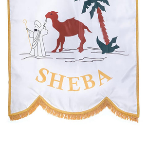 Bandera Colgante Bordada OEM Blanca con Ribete Dorado, Diseño de Camello y Palmera, en Seda y Alambre - Product Image 6