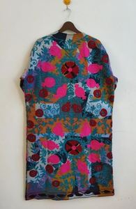 Veste florale multicolore d'inspiration vintage, mode ethnique, faite à la main, artisanale, broderie Suzani, aspect velours riche - Product Image 2