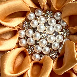 Broche de Flor Dorado, Elegante Pin Floral de Tela, Accesorio para Mujer, Decoración de Moda de Lujo con Diseño de Centro de Cristal - Product Image 5