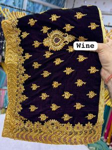 Sari de terciopelo puro con blusa de seda Malai, diseñado con bordados elaborados y un borde elegante que le da un aspecto tradicional y sofisticado. - Product Image 4