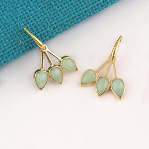 Pendientes de latón de moda con diseño de hoja de amazonita natural, chapados en oro de 18 quilates, de larga duración, con gancho, para boda - Product Image 1