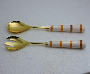 ชุดช้อนส้อมคุณภาพพรีเมียมขายส่งจากอินเดีย ดีไซน์ใหม่ ช้อนสลัดโลหะชุบทอง ด้ามจับเรซิ่นใส 2 ชิ้น ช้อนส้อมสำหรับอาหาร - Product Image 1