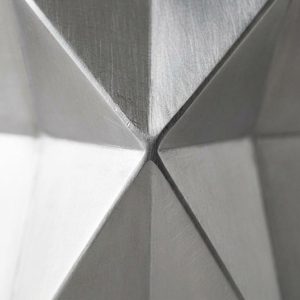Vase à fleurs artisanal en laiton argenté mat et acier inoxydable de 24 cm, design plié en origami, pour la décoration de la maison, les hôtels, les mariages, les tables - Product Image 3