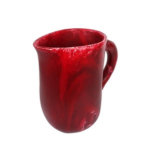 Jarra Moderna de Cerámica Roja con Asa para Uso Diario, Jarra Artística de Resina Moderna para una Exhibición Decorativa Elegante - Product Image 1