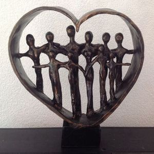 Escultura de aluminio fundido hecha a mano que refleja flujo orgánico, profundidad cultural, superficies lisas y elegancia artística moderna. - Product Image 2