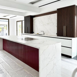 Gabinetes de Cocina Modulares de Madera Personalizados de Estilo Moderno con Puertas de Contrachapado - Fáciles de Limpiar e Instalar para Apartamentos, Villas y Hoteles - Product Image 1