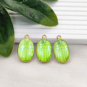 จี้แกะสลักรูปด้วงทำจากเพอริดอตควอตซ์ ชุบทอง งานแฮนด์เมด จี้แกะสลักรูปเต่าทองเพอริดอตควอตซ์  ผู้จำหน่ายเครื่องประดับ - Product Image 1