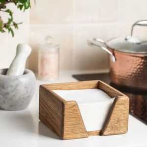 Porte-serviettes en bois avec accent latéral cylindrique, finition lisse et polie, rangement vertical pour serviettes, organisateur élégant pour table à manger - Product Image 4