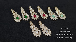Boucles d'oreilles pendantes Kundan 12215 en laiton plaqué or, motif floral, avec pierres marquise, bijoux pour femme pour mariage et soirée - Product Image 3