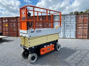 รถยกไฮดรอลิกแบบกรรไกรไฟฟ้า JLG 2630ES รุ่นใหม่ ความสูงสูงสุด 14 เมตร รับน้ำหนักได้ 1000 กิโลกรัม แพลตฟอร์มทำงานยกสูงแบบเคลื่อนที่ได้ ทำจากอะลูมิเนียม - Product Image 4