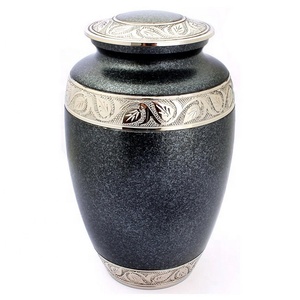 Urna de latón artesanal con un diseño clásico y acabado pulido para acariciar recuerdos de Axiom Home Accents - Product Image 1
