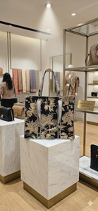 Sac fourre-tout léger en tissu de coton imprimé arbre noir et or Le Souvenirs, fermeture éclair, style bohème vintage, toile rayée - Product Image 3