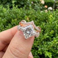 Anillo de Compromiso con Diamante Cultivado en Laboratorio, Corte Princesa, 0.70-0.90 CTW, Exclusivo de Sparkledge Creation, E VVS2, Plata Chapada en Oro