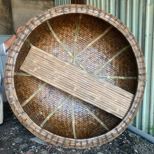 Coracle en bambou traditionnel du Vietnam avec banc et pagaies inclus, idéal pour la décoration d'hôtel - Product Image 1