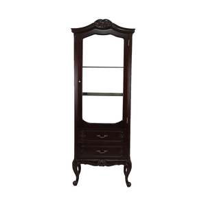 Vitrina Tradicional de Estilo Queen Anne, de una Sola Puerta, en Madera de Caoba Sólida, con Intrincados Tallados a Mano y Detalles en Latón, para Uso en Interiores - Product Image 1