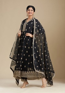 ชุดเดรส Anarkali คอลเลคชั่นใหม่ พร้อมกางเกงและผ้าคลุมไหล่ ประดับด้วยงานปักเลื่อมอย่างดี สำหรับงานแต่งงาน จากซัพพลายเออร์ชาวอินเดีย - Product Image 3