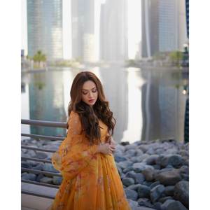 Magnifique Lehenga Choli en mousseline de soie coupe trapèze avec broderie miroir véritable et taille empire, idéal pour les soirées. - Product Image 1