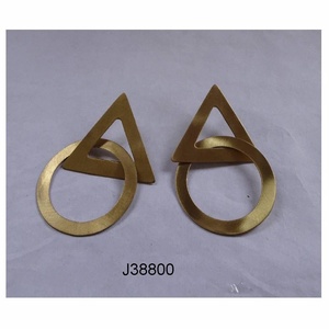 Pendientes de tuerca con recorte de círculo y triángulo geométrico de edición limitada, Joyería Moderna en acabado cepillado dorado mate - Product Image 2